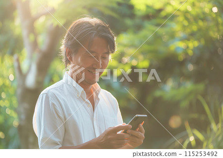 在外面操作智能手機的商人 115253492