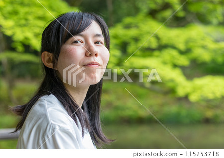 Smiling woman in her twenties 115253718