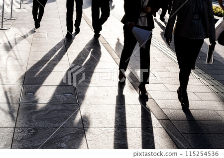 腳步聲看著城市人行道上經過的人影 115254536