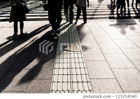 腳步聲看著城市人行道上經過的人影 115254540
