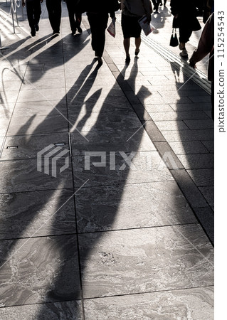 腳步聲看著城市人行道上經過的人影 115254543