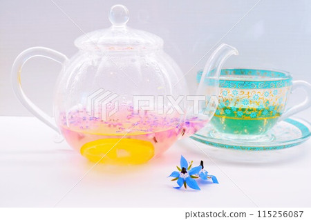 玻璃壺中的琉璃苣粉紅檸檬花草茶和土耳其玻璃杯中的藍茶 玻璃壺中的琉璃苣粉紅檸檬花草茶和土耳其玻璃杯中的藍茶 115256087