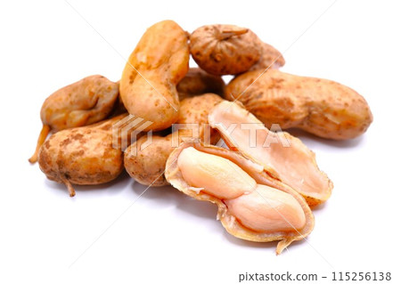 白色背景下用鹽、軟殼和水果煮的新鮮收穫的花生豆 115256138