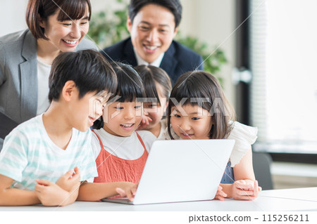 小學生學習程式設計。 115256211