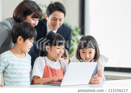 小學生學習程式設計。 小學生學習程式設計。 115256217