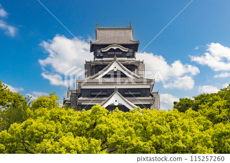 The fully restored Kumamoto Castle tower 115257260
