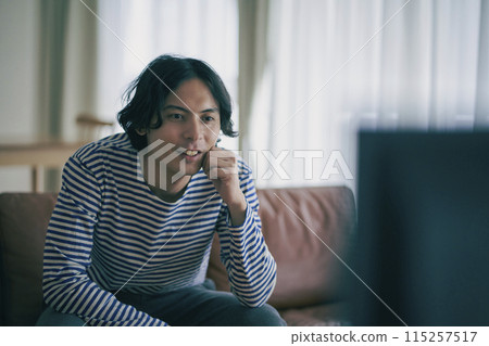 Men watching TV 115257517