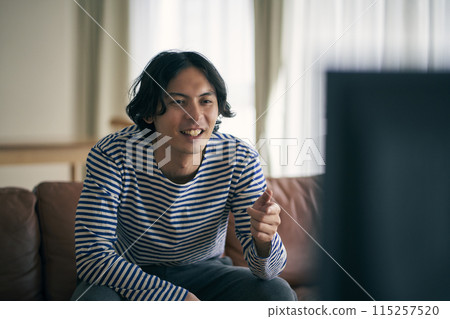 男人在看電視 男人在看電視 115257520