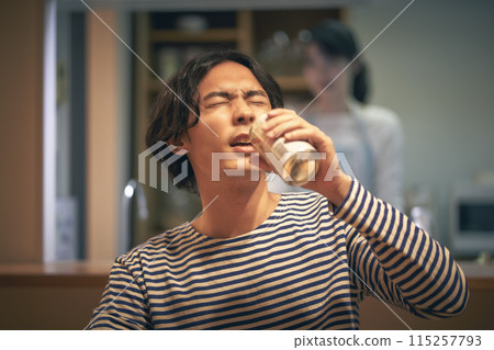 男人在房間裡喝啤酒 男人在房間裡喝啤酒 115257793