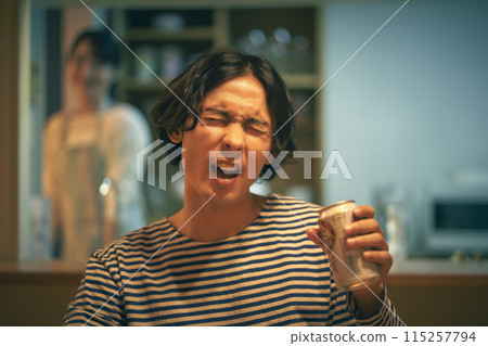 男人在房間裡喝啤酒 115257794