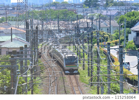 透過山上的柵欄看到的JR宇都宮線通勤列車E233系列：埼玉縣蓮田市 115258064