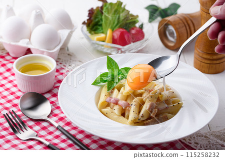 Penne Carbonara(鮮奶油和帕瑪森起司餘韻)濃鬱的雞蛋風味 Penne Carbonara(鮮奶油和帕瑪森起司餘韻)濃鬱的雞蛋風味 115258232