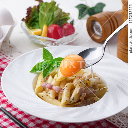Penne Carbonara(鮮奶油和帕瑪森起司餘韻)濃鬱的雞蛋風味 Penne Carbonara(鮮奶油和帕瑪森起司餘韻)濃鬱的雞蛋風味 115258233