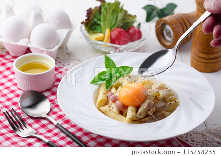 Penne Carbonara(鮮奶油和帕瑪森起司餘韻)濃鬱的雞蛋風味 Penne Carbonara(鮮奶油和帕瑪森起司餘韻)濃鬱的雞蛋風味 115258235