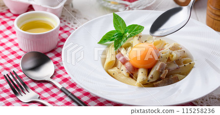 Penne Carbonara（鮮奶油和帕瑪森起司餘韻）濃鬱的雞蛋風味 115258236