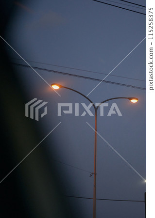 從火車窗外看到的路燈 從火車窗外看到的路燈 115258375