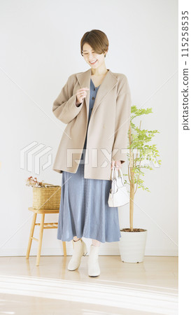 冬季女裝時尚搭配全身(肖像) 冬季女裝時尚搭配全身(肖像) 115258535