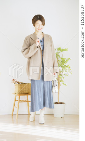 冬季女裝時尚搭配全身(肖像) 冬季女裝時尚搭配全身(肖像) 115258537