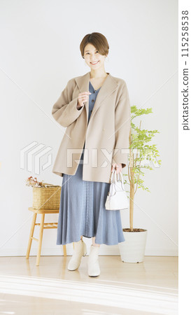 冬季女裝時尚搭配全身(肖像) 冬季女裝時尚搭配全身(肖像) 115258538