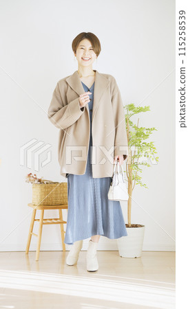 冬季女裝時尚搭配全身（肖像） 115258539