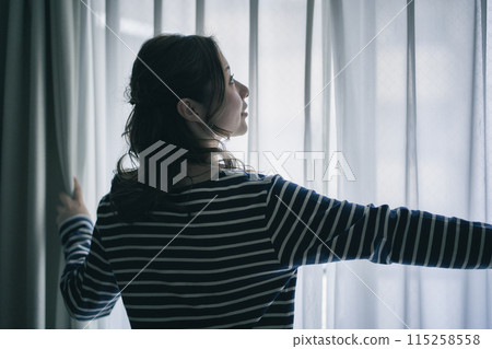 女人打開窗簾 女人打開窗簾 115258558