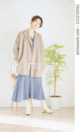 Fashion coordination of women's winter clothes, whole body (portrait) Fashion coordination of women's winter clothes, whole body (portrait) 115258562