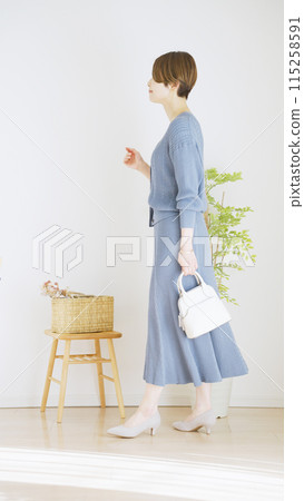 冬季女裝時尚搭配全身(肖像) 冬季女裝時尚搭配全身(肖像) 115258591