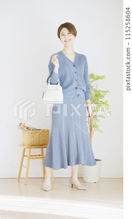 Fashion coordination of women's winter clothes, whole body (portrait) 115258604