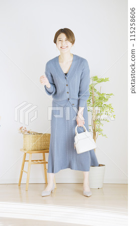 Fashion coordination of women's winter clothes, whole body (portrait) 115258606