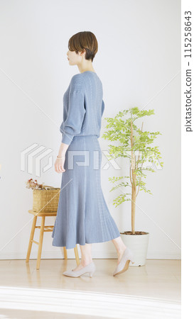 Fashion coordination of women's winter clothes, whole body (portrait) Fashion coordination of women's winter clothes, whole body (portrait) 115258643