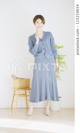 Fashion coordination of women's winter clothes, whole body (portrait) Fashion coordination of women's winter clothes, whole body (portrait) 115258654
