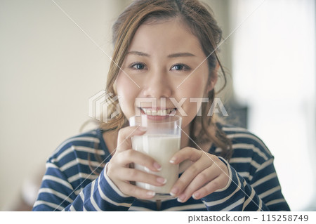 一位年輕的女士喝牛奶 一位年輕的女士喝牛奶 115258749