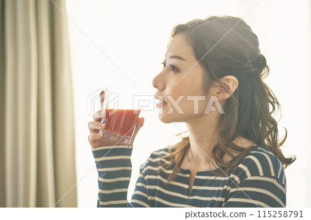 一個年輕的女人喝蔬菜汁 115258791