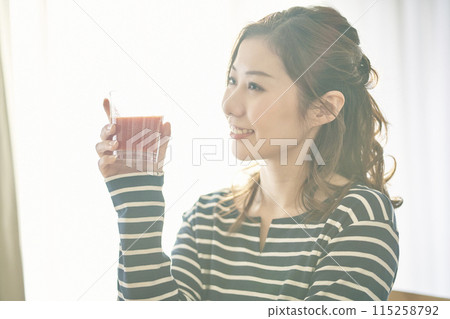 一個年輕的女人喝蔬菜汁 115258792