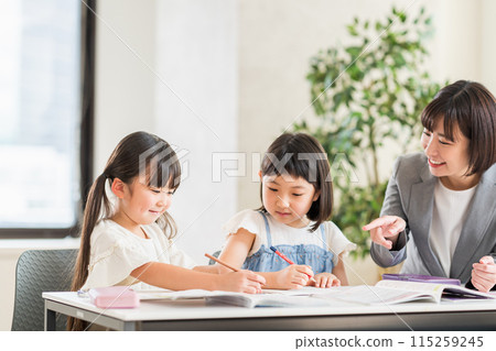 在補習班學習的小學生。 在補習班學習的小學生。 115259245