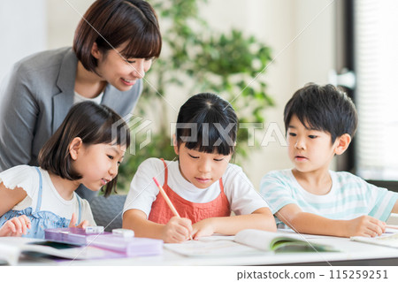 在補習班學習的小學生。 在補習班學習的小學生。 115259251