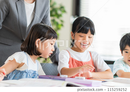 在補習班學習的小學生。 115259252