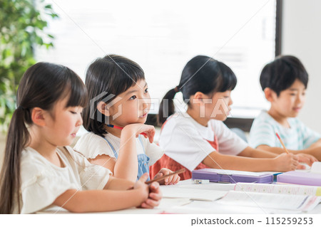 在補習班學習的小學生。 在補習班學習的小學生。 115259253