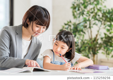Elementary school students studying at cram school. 115259256