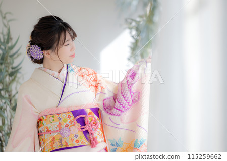 穿和服和服的女人肖像 穿和服和服的女人肖像 115259662