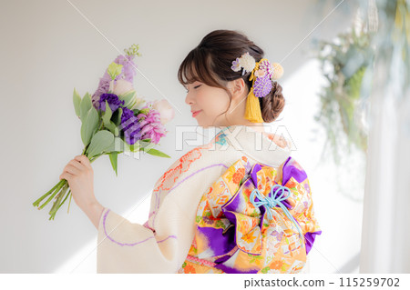 穿和服和服的女人肖像 115259702