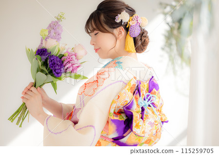 穿和服和服的女人肖像 115259705