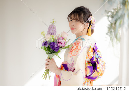 穿和服和服的女人肖像 115259742