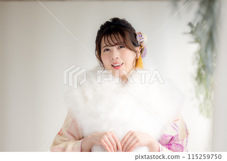 穿和服和服的女人肖像 115259750
