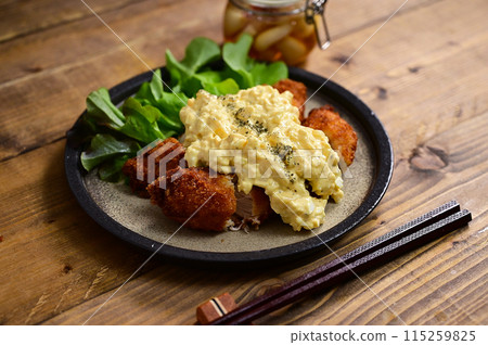 Fried chicken fillet with scallion and tartar sauce 115259825