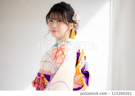 穿和服和服的女人肖像 115260261