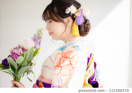穿和服和服的女人肖像 穿和服和服的女人肖像 115260370
