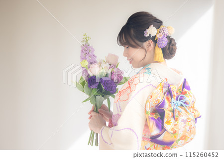 穿和服和服的女人肖像 穿和服和服的女人肖像 115260452