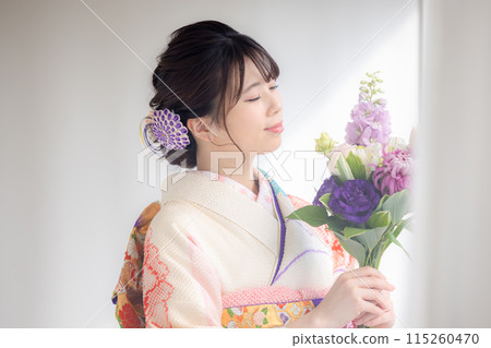 穿和服和服的女人肖像 穿和服和服的女人肖像 115260470