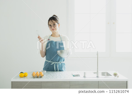 Woman in the kitchen 115261074